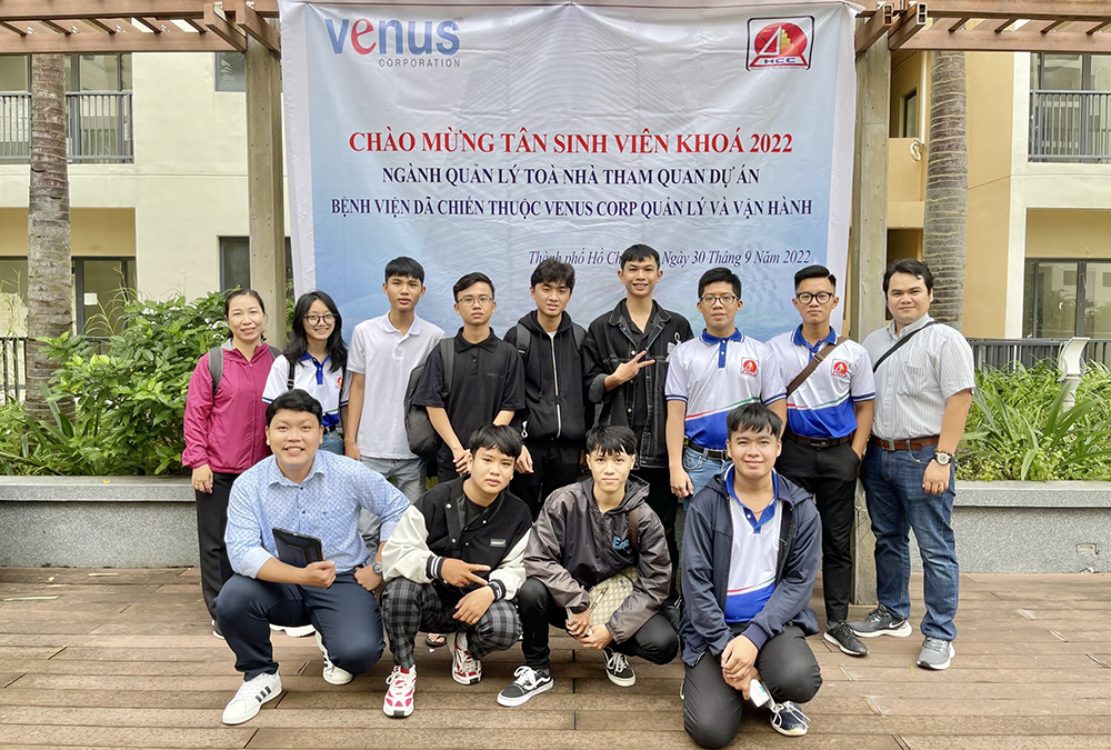 Tổ chức chuyến tham quan thực tế cho Tân sinh viên khóa 2022 Ngành quản lý tòa nhà