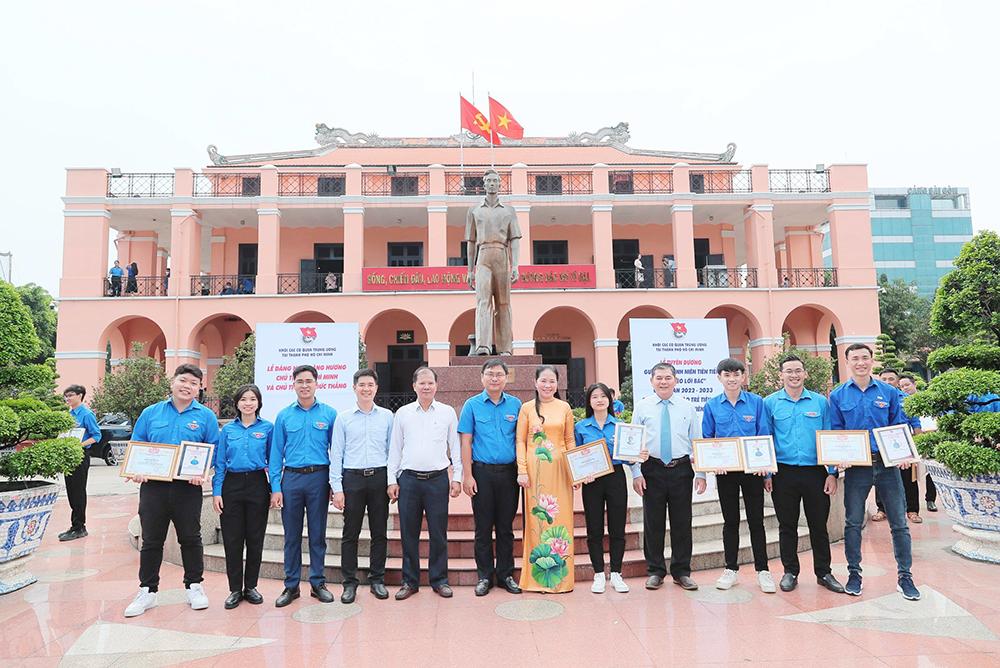 Tuyên dương gương Thanh Niên Tiên Tiến Làm Theo Lời Bác giai đoạn 2022 - 2023; gương nhà giáo trẻ tiêu biểu và gương sinh viên 5 tốt cấp khối năm 2023